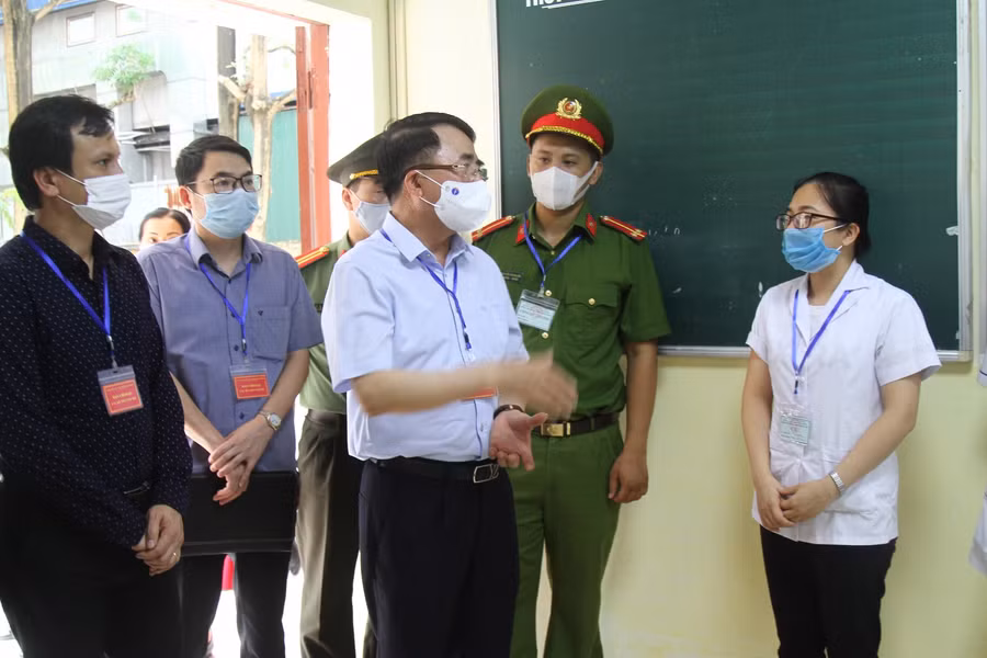 Lãnh đạo TP Hải Phòng kiểm tra công tác y tế tại điểm thi Trường THPT Hàng hải