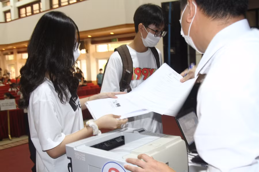 Thầy cô hỗ trợ các em làm thủ tục nhập học nhanh chóng