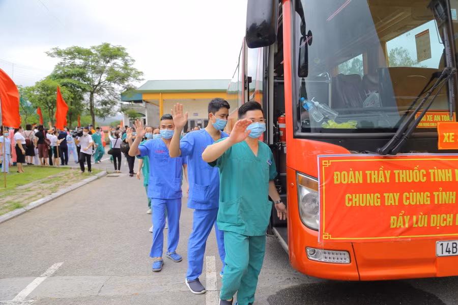 Đoàn thầy thuốc tỉnh Quảng Ninh lên đường làm nhiệm vụ