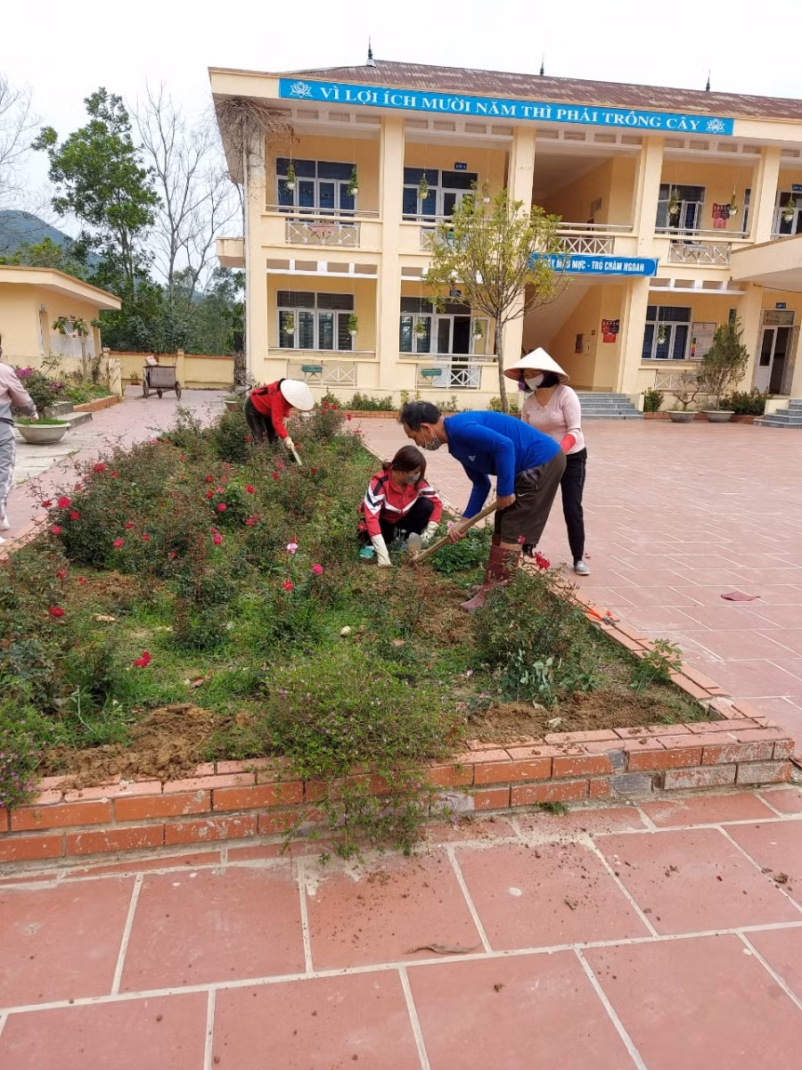 GV Trường PTCS Bản Sen, huyện đảo Vân Đồn dọn dẹp trường lớp chuẩn bị đón học trò.