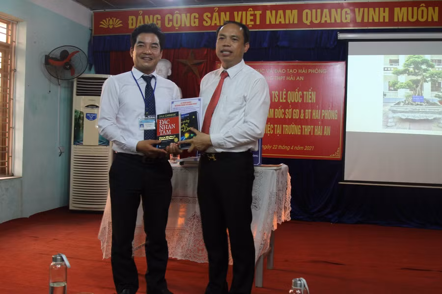 Giám đốc Sở GD&amp;ĐT Hải Phòng (bên phải) tặng sách cho Trường THPT Hải An.
