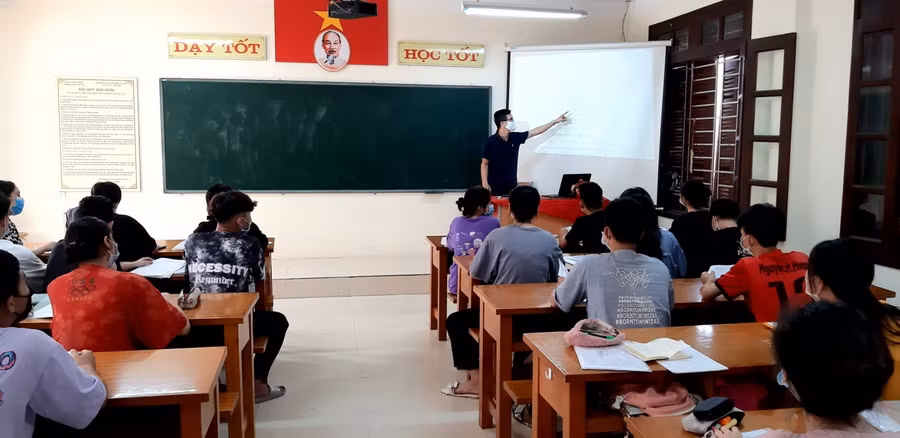 Ngoài việc nắm lại kiến thức ôn trực tuyến gần 1 tháng qua, các thầy cô sẽ tiếp tục ôn tập và củng cố kiến thức cho học sinh theo nhóm để đảm bảo chất lượng thi tốt nghiệp