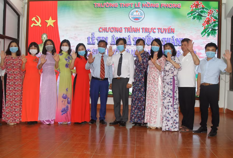 Ban Giám hiệu nhà trường và thầy cô giáo chủ nhiệm lớp 12 chào tạm biệt các em học sinh qua màn hình