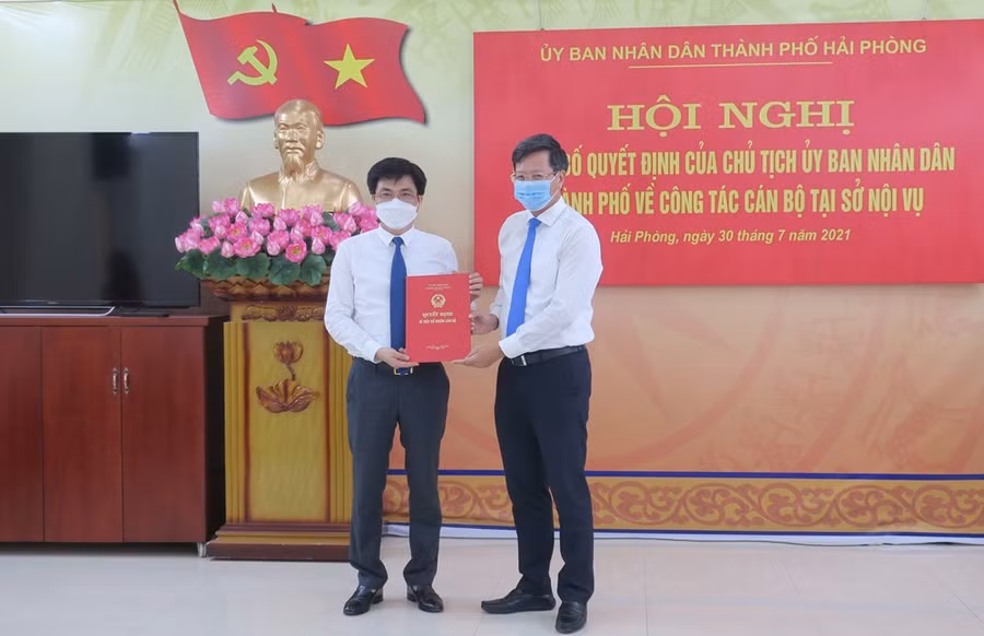 Phó chủ tịch UBND TP Hải Phòng Lê Anh Quân trao quyết định bổ nhiệm cho ông Hoàng Văn Đức