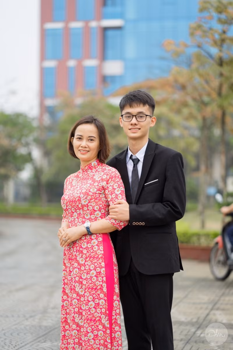 "Yêu nghề, sống trọn đam mê cho nghề và cống hiến hết mình sẽ nhận lại hoa thơm, trái ngọt", cô Hằng chia sẻ.