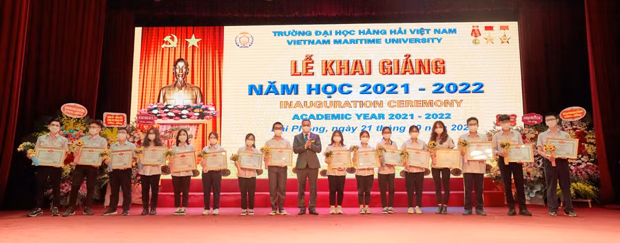 Lãnh đạo nhà trường tặng khen sinh viên có thành tích xuất sắc
