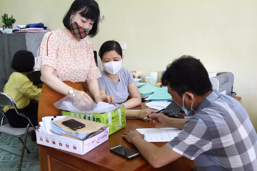 Cán bộ Sở GD&amp;ĐT Hải Phòng kiểm tra công tác văn phòng tại một điểm thi tốt nghiệp THPT năm 2020.