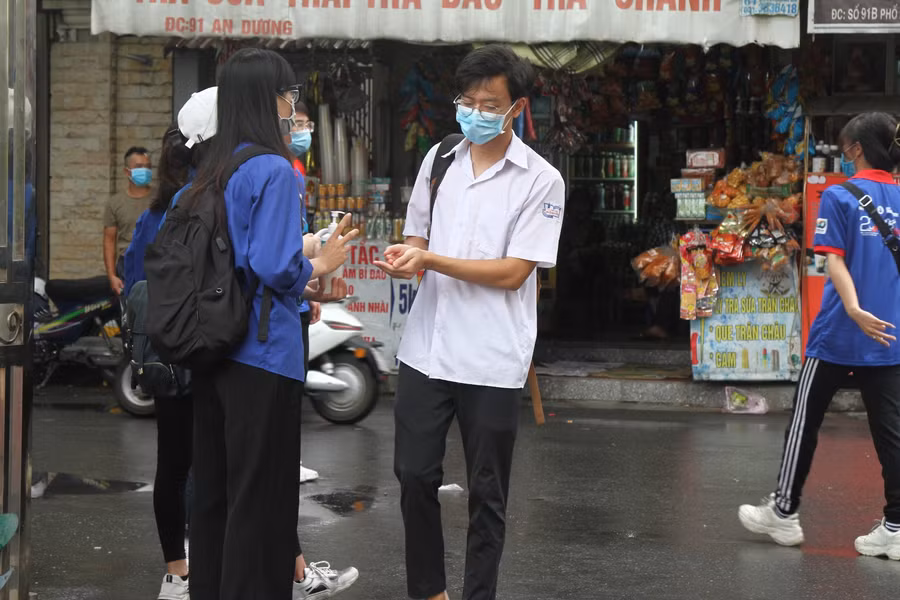Những thí sinh đầu tiên đến trường thi THPT Trần Nguyên Hãn, quận Lê Chân.