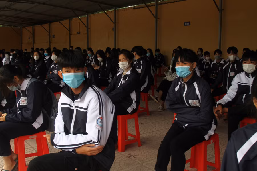 Sau khi lấy mẫu xét nghiệm, học sinh về nhà và chuẩn bị điều kiện học online