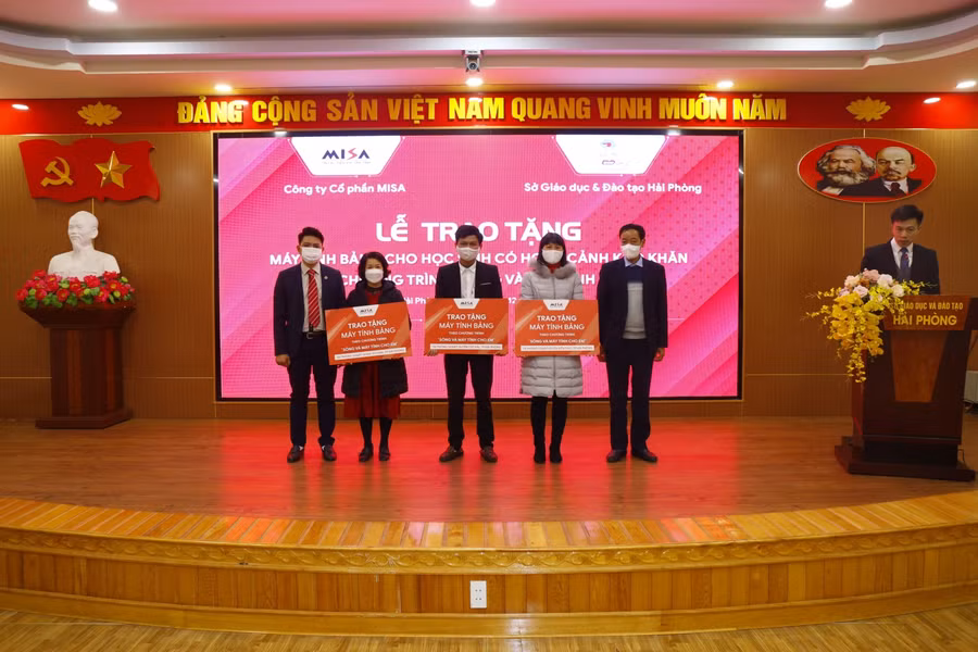 Công ty MISA trao tặng 455 máy tính bảng cho học sinh khó khăn trên địa bàn huyện Cát Hải, Lê Chân, Kiến Thụy