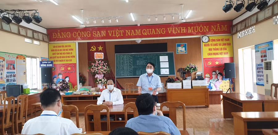 Phó Chủ tịch TP Lê Khắc Nam kiểm tra tại điểm thi Trường THPT Hồng Bàng