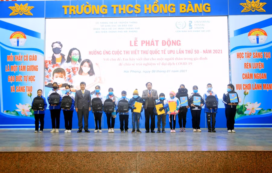 Lãnh đạo Sở GD&amp;ĐT Hải Phòng tặng quà cho HS