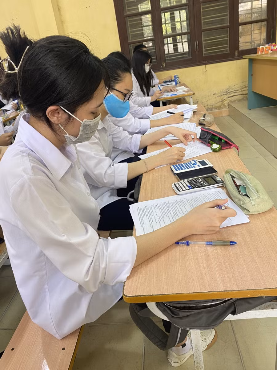 Được đến trường ôn tập với thầy cô khiến các em học sinh phấn khởi và bớt lo lắng cho kỳ "c