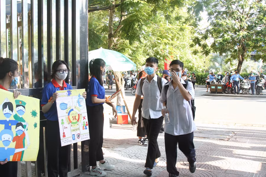 Thí sinh đến sớm chủ động giờ làm thủ tục vào thi.