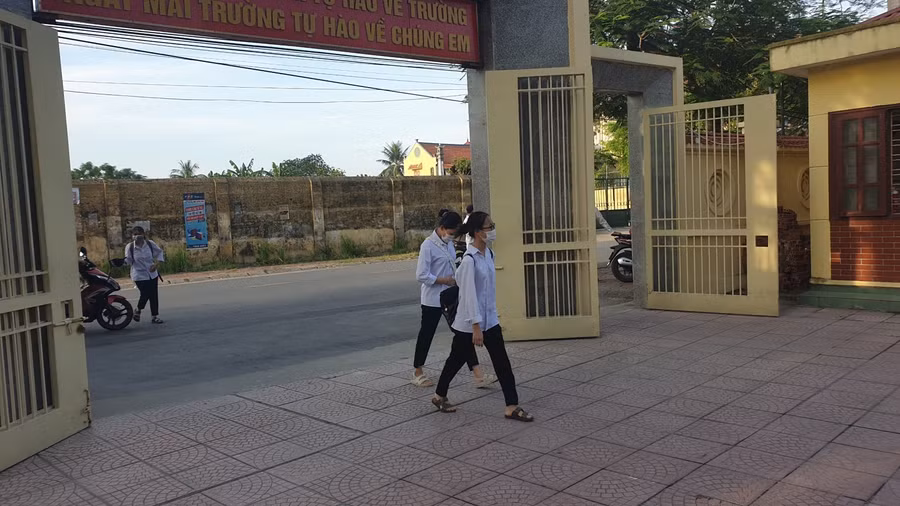 Thi sinh nhanh chân vào trường thi trong thời tiết oi bức