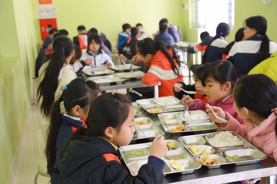 Vào những ngày đông giá rét HS được tăng cường dinh dưỡng, đảm bảo thức ăn đủ ấm