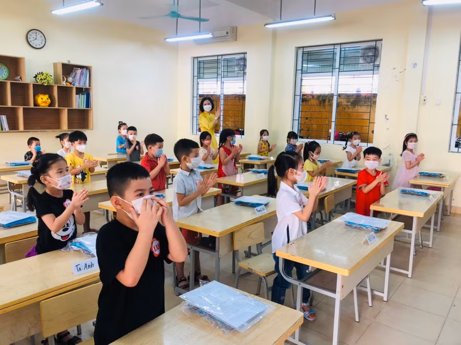 Học sinh lớp 1, Trường Tiểu học Chu Văn An, quận Ngô Quyền được giáo viên chủ nhiệm giới thiệu về trường lớp, quang cảnh nhà trường và một số kĩ năng cơ bản.