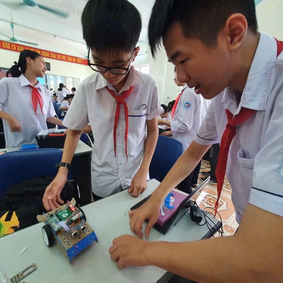 Học sinh Trường THCS An Đồng cùng nhau sáng chế, lập trình Robot