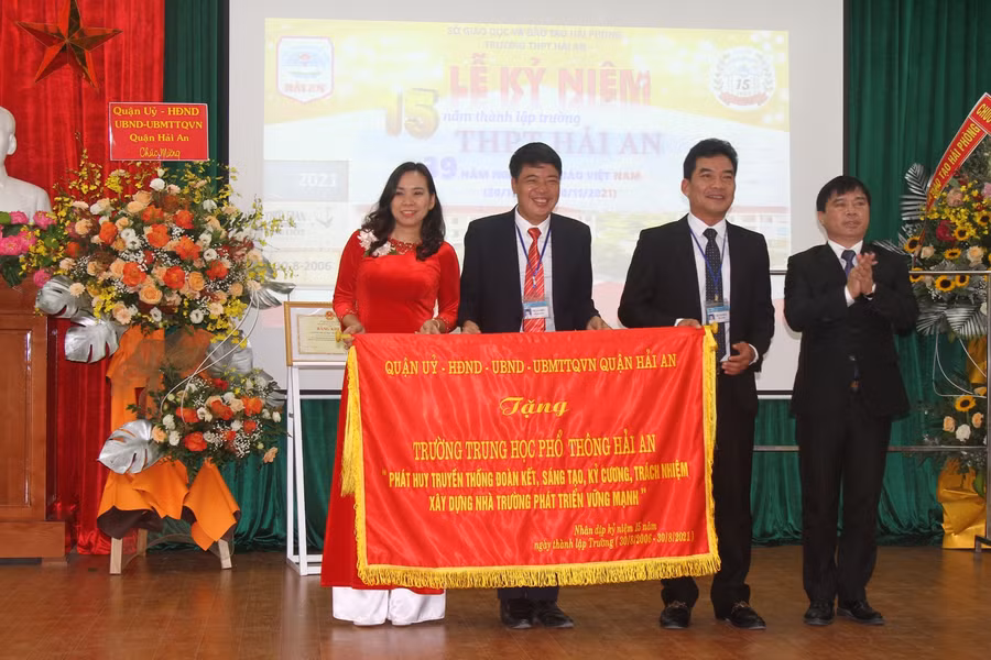 Nhà trường đón nhận bức trướng của quận Hải An