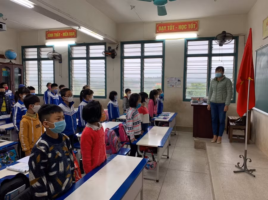 Cô giáo cùng học trò Trường Tiểu học Nguyễn Bình chào cờ ngay trong lớp học