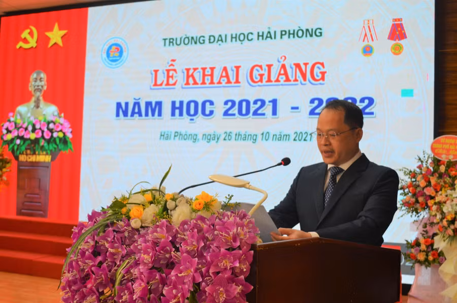 Ông Nguyễn Hoài Nam- Hiệu trưởng Trường Đại học Hải Phòng phát biểu trong Lễ khai giảng năm học mới ngày 26/10