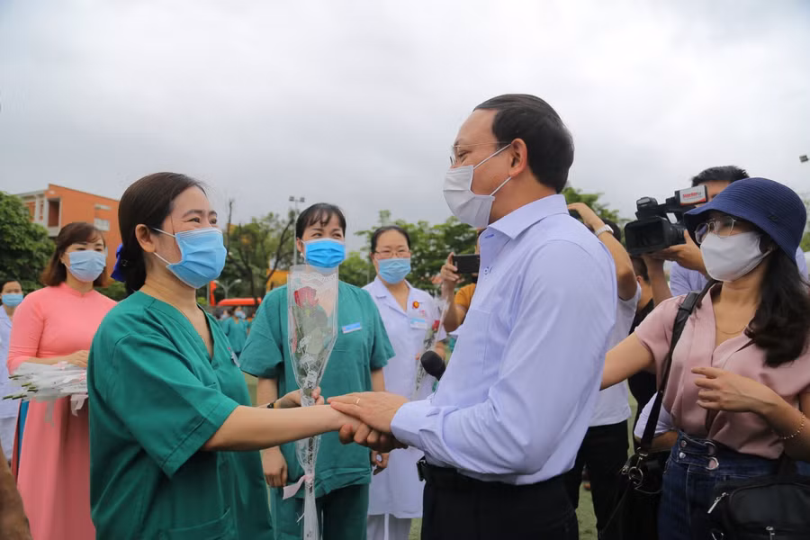 Bí thư Tỉnh ủy Quảng Ninh Nguyễn Xuân Ký động viên các cán bộ, y, bác sĩ trước giờ họ lên đường hỗ trợ tỉnh bạn.