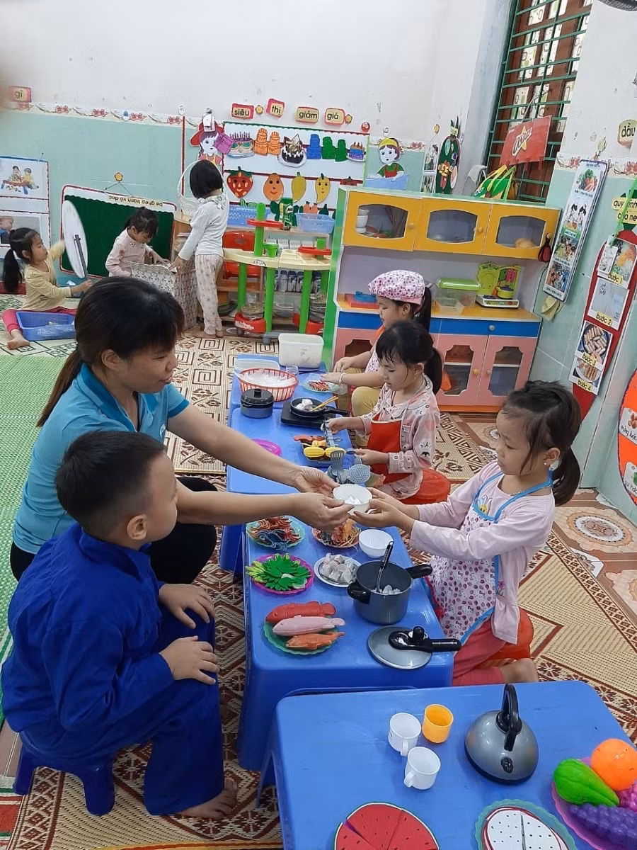 Cô trò cùng chơi bán hàng trong không gian lớp học sạch sẽ, thoáng mát