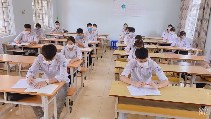 Học sinh lớp 12 đến trường học thực hiện ngồi giãn cách đảm bảo phòng dịch