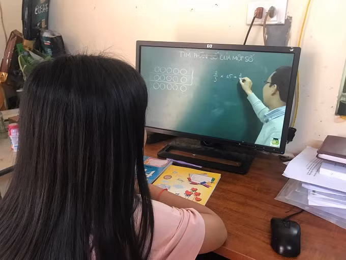 Thói quen học online sẽ giúp học sinh chịu khó ôn bài ở nhà hơn khi trở lại trường học trực tiếp. Ảnh minh họa