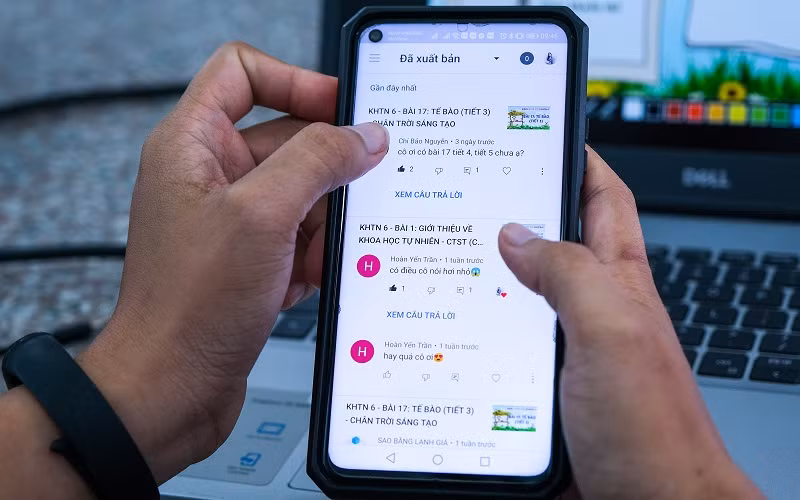 Thầy cô giáo thường xuyên xem lại những góp ý của học trò, đồng nghiệp qua các video để hoàn thiện sản phẩm. Ảnh: TG