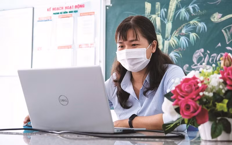 Cô Huỳnh Hương Đan Thảo, giáo viên tổ Sinh - Công nghệ của Trường THCS Thới Long kiểm tra, chỉnh sửa các video bài giảng. Ảnh: TG