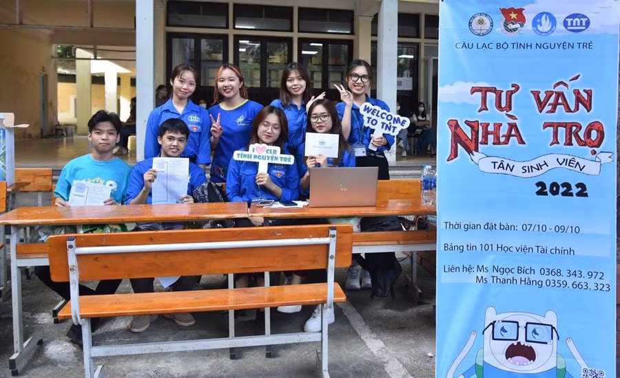 Đội sinh viên tình nguyện của Học viện Tài chính tư vấn, hỗ trợ tân sinh viên về nhà trọ. Ảnh: NTCC Đội sinh viên tình nguyện của Học viện Tài chính tư vấn, hỗ trợ tân sinh viên về nhà trọ. Ảnh: NTCC