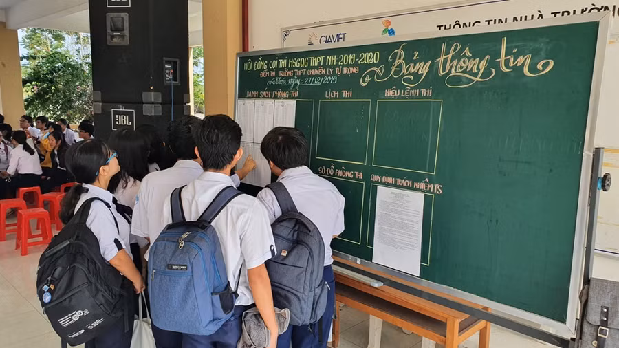 Thí sinh xem danh sách phòng thi.