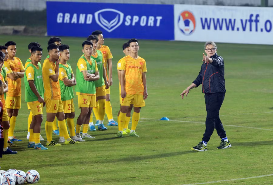 Huấn luyện viên Troussier và đội tuyển U23 Việt Nam.
