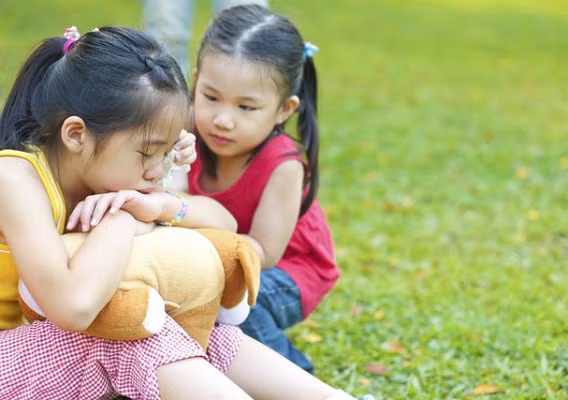 Chia sẻ sẽ giúp trẻ kết bạn tại sân chơi hay trường học. Ảnh minh họa. Chia sẻ sẽ giúp trẻ kết bạn tại sân chơi hay trường học. Ảnh minh họa.