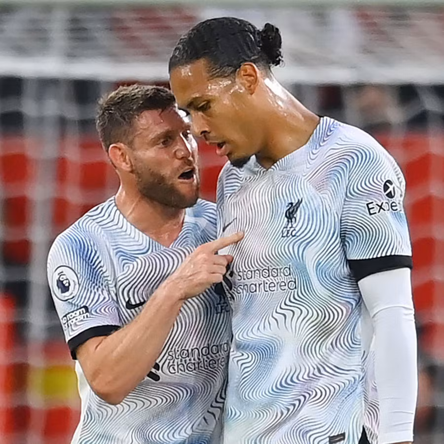 Milner (trái) và Van Dijk trách móc nhau trên sân sau bàn thua trước Man Utd.
