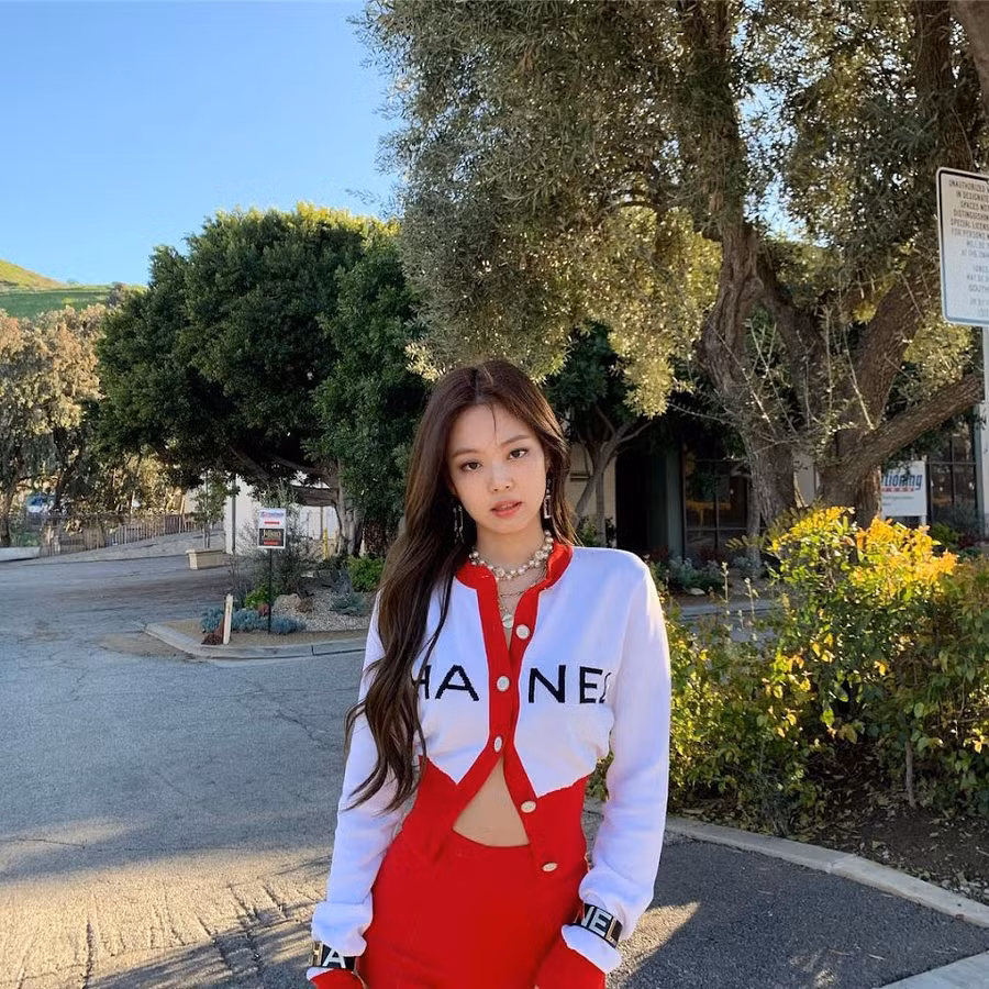 Tất nhiên, không phải tất cả các kiểu trang điểm của Jennie đều đậm và cô nàng đã chứng minh mình trông đẹp lạ thường với lối trang điểm tự nhiên đầy quyến rũ. Tất nhiên, không phải tất cả các kiểu trang điểm của Jennie đều đậm và cô nàng đã chứng minh mình trông đẹp lạ thường với lối trang điểm tự nhiên đầy quyến rũ.