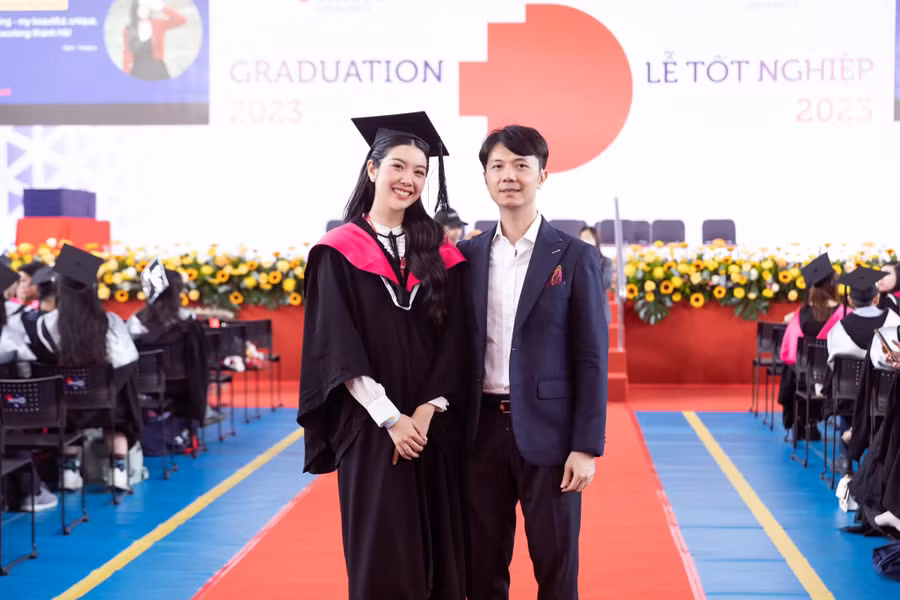 Á hậu Thúy Vân tốt nghiệp đại học ở tuổi 30.