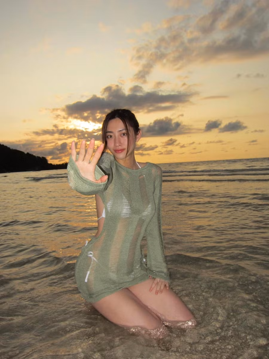 Hoa hậu Lương Thùy Linh khoe loạt ảnh bikini trong chuyến du lịch tại Phú Quốc. Nàng hậu kết hợp cùng chiếc váy lưới xuyên thấu, tạo cảm giác quyến rũ và nóng bỏng. Thời gian gần đây, Lương Thùy Linh liên tục ghi điểm với sắc vóc ngày càng mặn mà, sang trọng và hiện đại. Hoa hậu Lương Thùy Linh khoe loạt ảnh bikini trong chuyến du lịch tại Phú Quốc. Nàng hậu kết hợp cùng chiếc váy lưới xuyên thấu, tạo cảm giác quyến rũ và nóng bỏng. Thời gian gần đây, Lương Thùy Linh liên tục ghi điểm với sắc vóc ngày càng mặn mà, sang trọng và hiện đại.