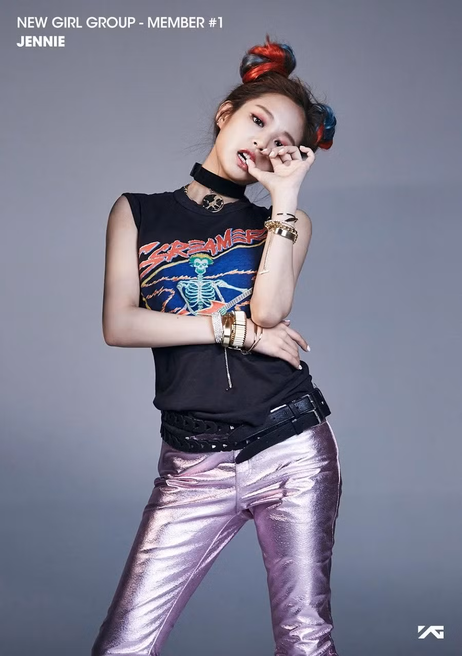 Những bức ảnh concept đầu tay của Jennie đã báo trước sức mạnh ngôi sao khổng lồ của cô ấy trong tương lai. Đôi mắt đen với phấn mắt màu hồng nổi bật mang đến cho Jennie một hình ảnh tươi sáng và trẻ trung, hoàn hảo cho lần ra mắt của nhóm. Những bức ảnh concept đầu tay của Jennie đã báo trước sức mạnh ngôi sao khổng lồ của cô ấy trong tương lai. Đôi mắt đen với phấn mắt màu hồng nổi bật mang đến cho Jennie một hình ảnh tươi sáng và trẻ trung, hoàn hảo cho lần ra mắt của nhóm.
