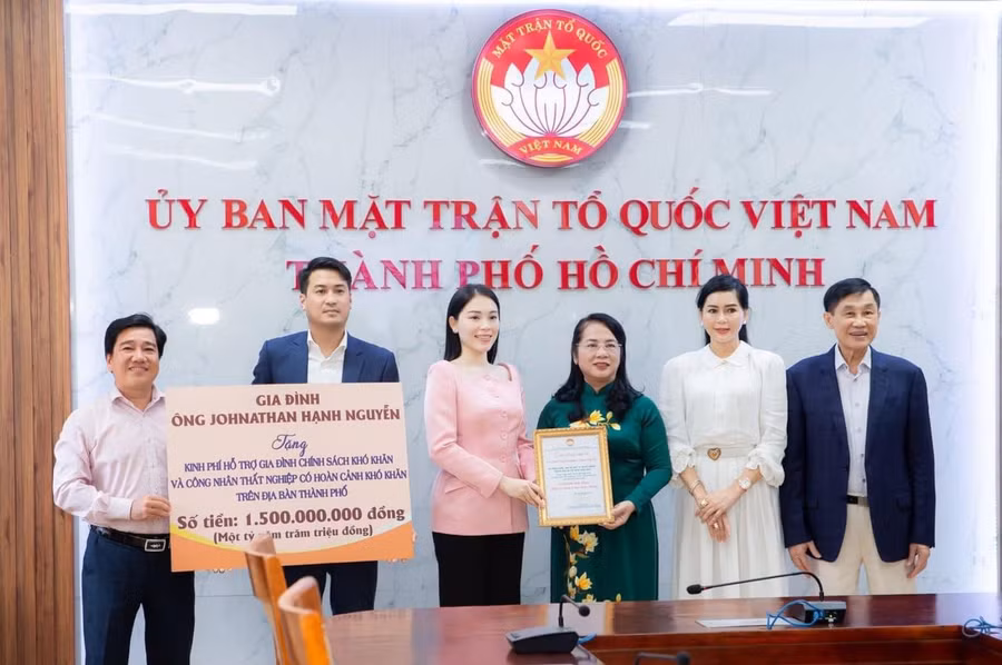 Cặp đôi Linh Rin và Phillip Nguyễn đã quyết định dùng số tiền 1,5 tỉ đồng dùng để tổ chức hôn lễ ở TPHCM để dành tặng cho người nghèo.