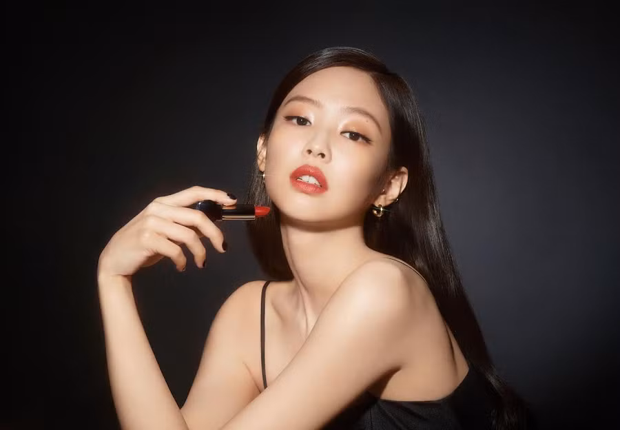 Jennie đã tỏa sáng trong phong cách trang điểm này, mang đến cho ngôi sao một ánh sáng tinh tế với màu son đậm nổi bật. Jennie đã tỏa sáng trong phong cách trang điểm này, mang đến cho ngôi sao một ánh sáng tinh tế với màu son đậm nổi bật.