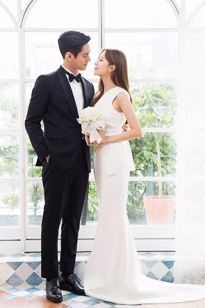 Ảnh cưới đầy ngọt ngào của cặp đôi Go Kyung Pyo và Seohyun trong bộ phim Đời tư. Ảnh cưới đầy ngọt ngào của cặp đôi Go Kyung Pyo và Seohyun trong bộ phim Đời tư.
