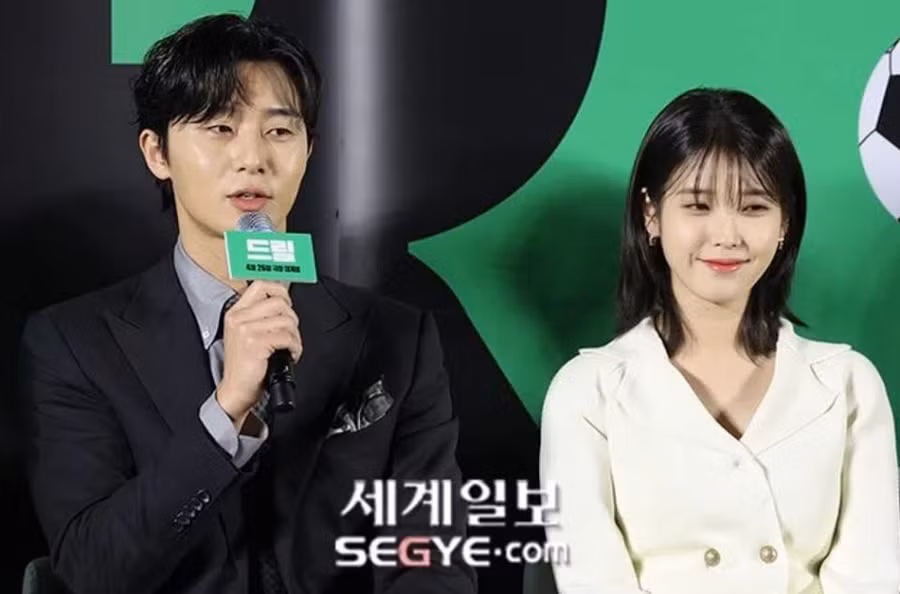 Khi đứng cạnh bạn diễn Park Seo Joon, nhan sắc của IU trẻ trung không kém, kết hợp với mái tóc mới khiến fan như được quay ngược thời gian để nhìn ngắm IU của những năm về trước. Khi đứng cạnh bạn diễn Park Seo Joon, nhan sắc của IU trẻ trung không kém, kết hợp với mái tóc mới khiến fan như được quay ngược thời gian để nhìn ngắm IU của những năm về trước.