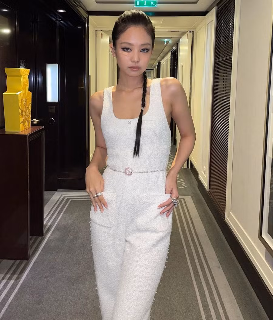 Jennie đánh mắt khói táo bạo với mái tóc vuốt ngược ra sau khi cô xuất hiện tại buổi trình diễn thời trang Thu Đông 2023/2024 của Chanel. Jennie đánh mắt khói táo bạo với mái tóc vuốt ngược ra sau khi cô xuất hiện tại buổi trình diễn thời trang Thu Đông 2023/2024 của Chanel.