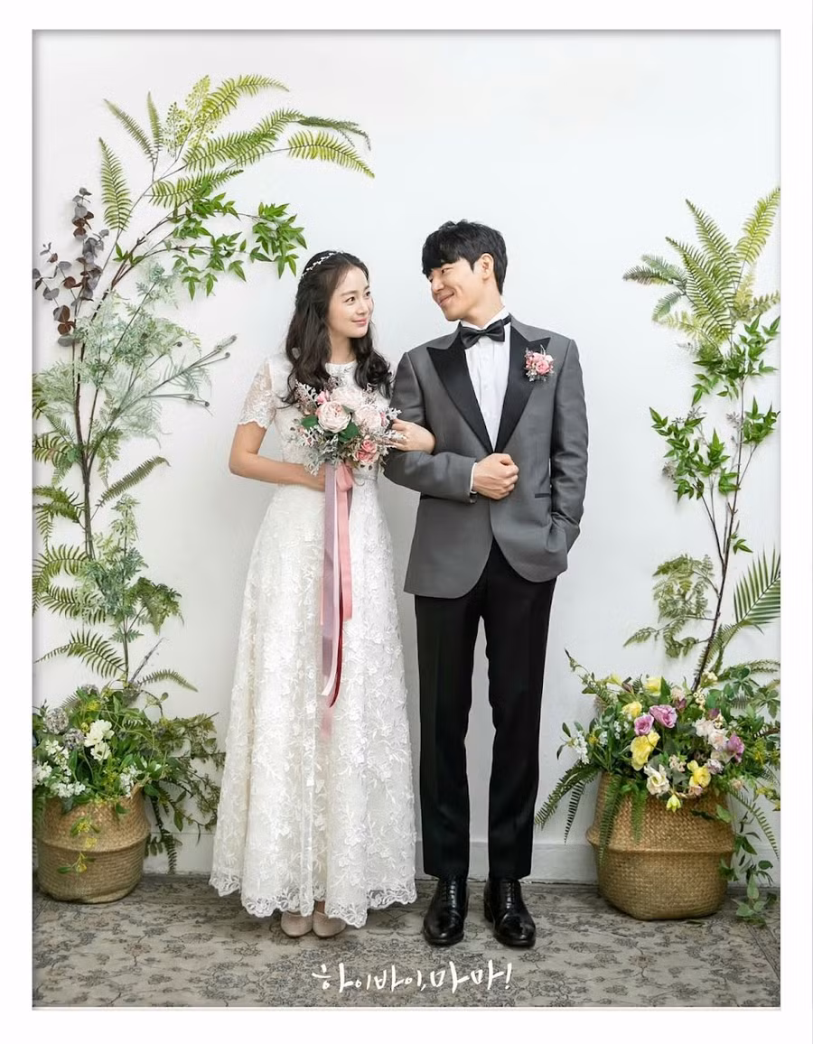 Hình ảnh Kim Tae Hee mặc váy cưới sánh đôi bên tình trẻ Lee Kyu Hyung trong bộ phim Chào mẹ, tạm biệt. Hình ảnh Kim Tae Hee mặc váy cưới sánh đôi bên tình trẻ Lee Kyu Hyung trong bộ phim Chào mẹ, tạm biệt.