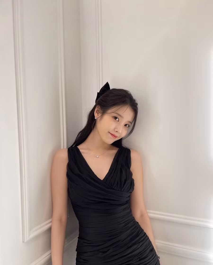 Việc tăng cân và thay đổi hình ảnh gần đây của IU đã thu hút sự chú ý của cư dân mạng, thậm chí nhiều người còn cho rằng nữ thần tượng đang “lão hóa ngược”. Việc tăng cân và thay đổi hình ảnh gần đây của IU đã thu hút sự chú ý của cư dân mạng, thậm chí nhiều người còn cho rằng nữ thần tượng đang “lão hóa ngược”.
