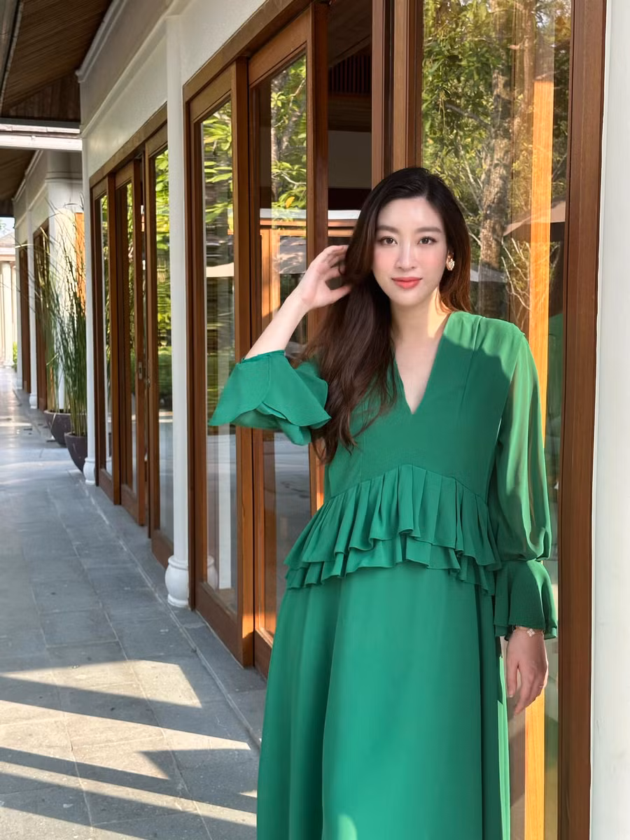 Hoa hậu Đỗ Mỹ Linh hiếm hoi khoe ảnh chụp toàn thân giữa nghi vấn đang mang thai con đầu lòng. Hoa hậu Đỗ Mỹ Linh hiếm hoi khoe ảnh chụp toàn thân giữa nghi vấn đang mang thai con đầu lòng.