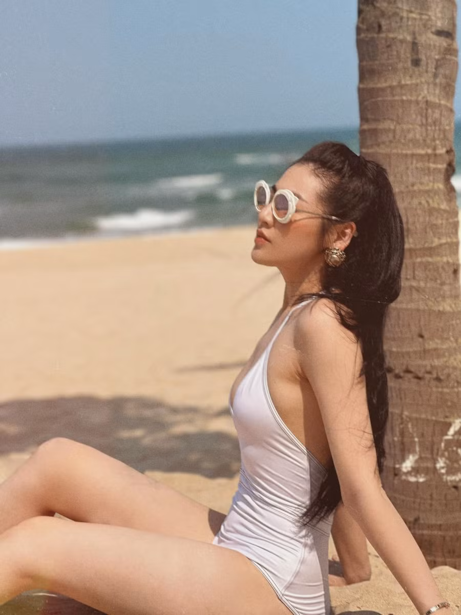 Sau khi sinh con trai đầu lòng, Á hậu Dương Tú Anh ngày càng thăng hạng về ngoại hình. Bà mẹ một con nhận được rất nhiều lời khen ngợi của cộng đồng mạng cho vẻ đẹp gợi cảm và sang chảnh của mình. Sau khi sinh con trai đầu lòng, Á hậu Dương Tú Anh ngày càng thăng hạng về ngoại hình. Bà mẹ một con nhận được rất nhiều lời khen ngợi của cộng đồng mạng cho vẻ đẹp gợi cảm và sang chảnh của mình.