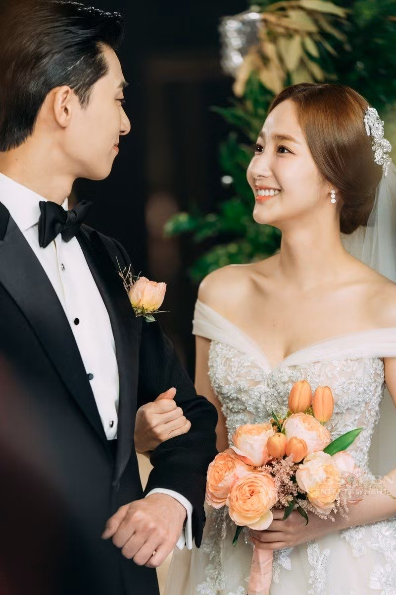 Anh Lee (Phó giám đốc Lee Young Joon - Park Seo Joon thủ vai) và chị Kim (thư ký Kim Mi So - Park Min Young thủ vai) trong bộ phim Thư ký Kim sao thế. Anh Lee (Phó giám đốc Lee Young Joon - Park Seo Joon thủ vai) và chị Kim (thư ký Kim Mi So - Park Min Young thủ vai) trong bộ phim Thư ký Kim sao thế.